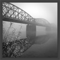 Železniční most v mlze